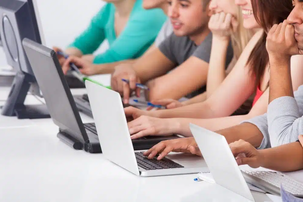 Autopréstamo de portátiles en universidades: disponibilidad 24/7 sin personal